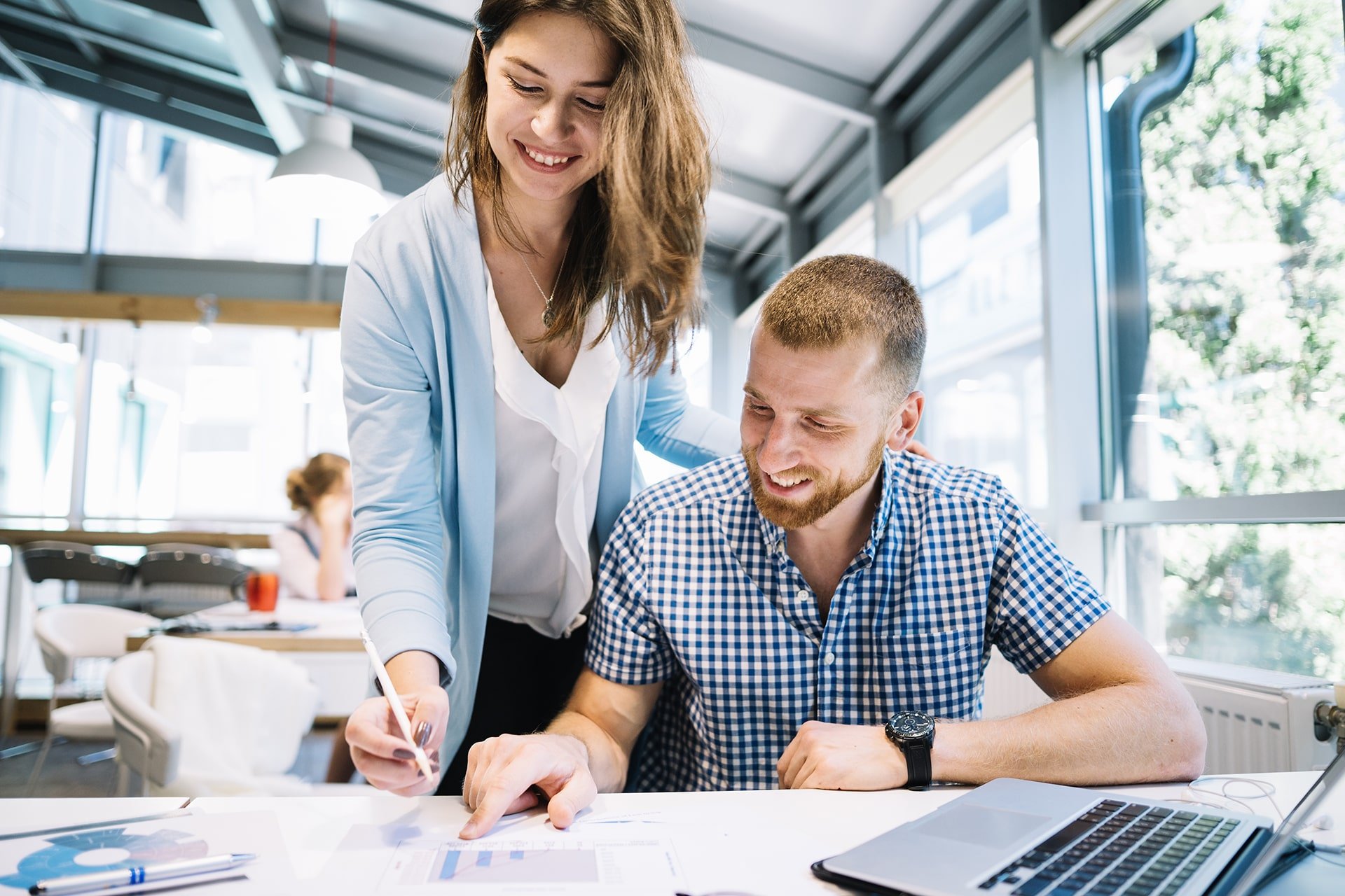 dos personas analizando datos Gestion pyme 360