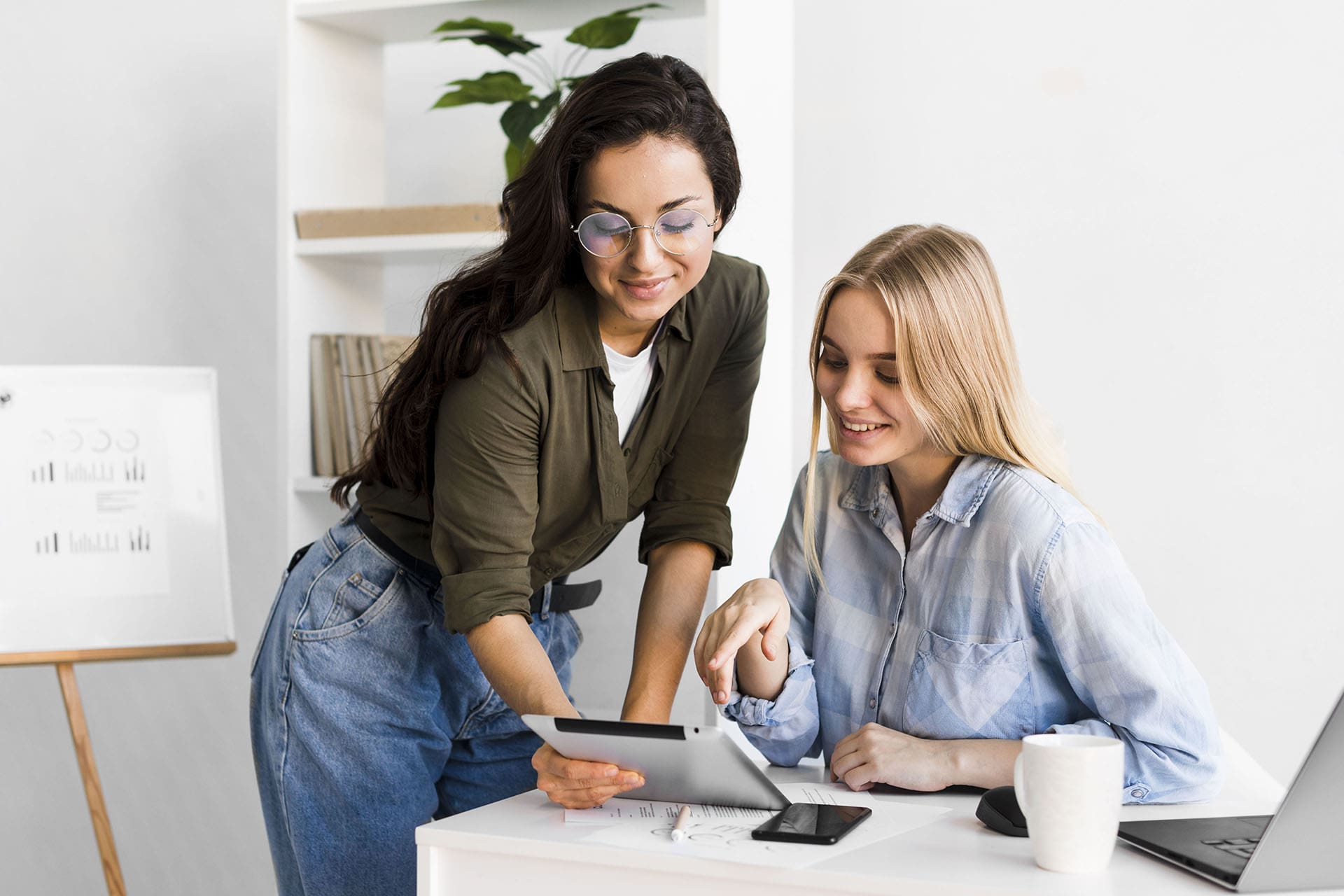dos mujeres analizando datos Gestion pyme 360